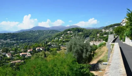 Saint-Mitre-les-Remparts près de notre camping